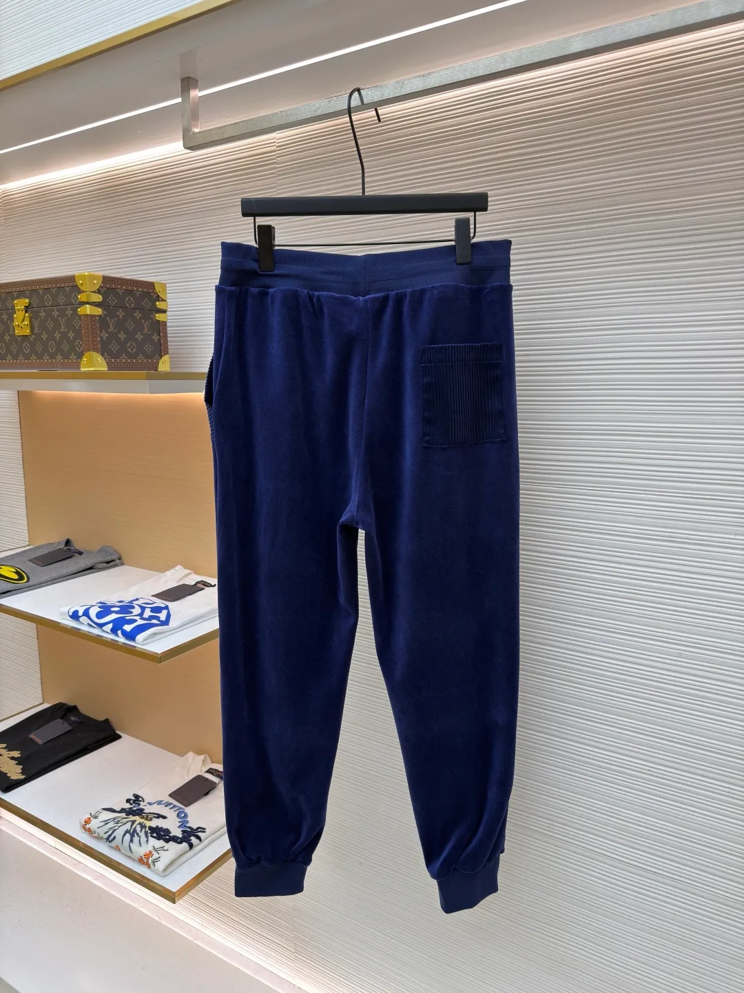 LOUIS VUITTON velvet solid color drawstring straight knitted sweatpants ●Original version: Purchased and developed by 16793 ●Item number: 1682160-B25 ●Fabric: velvet fabric ●Technology: knitting ●Color: navy blue ●Version: fitted version ●Weight: about 470 grams ●Size: S-M-L-XL ●Description: This navy blue leggings sweatpants are made of high-end velvet fabric. The cotton base is blended with polyester fiber treated by combing process, which makes the fabric have a soft and skin-friendly touch and practical performance of not easy to pilling and anti-wrinkle. The suede surface shows a delicate and uniform luster. Every inch of the velvet feel has been calibrated through the fixing process to avoid lint loss and color difference problems. The trousers are three-dimensionally cut, and the waist is equipped with a high-elastic rib drawstring design. The metal rope ends are electroplated and glaze-sealed, which is wear-resistant and has a long-lasting luster. The sides are spliced ​​with vertical pit rib fabric to enhance the extensibility of activities and enhance the three-dimensional sense of the fit. The leather logo plate on the trouser legs is fixed by hot stamping process, and the edges are polished smooth and burr-free. The leg openings are made of high-elastic ribbing of the same fabric. The double-needle hemming process is used for the stitching. The stitch spacing is even and fine. From fabric selection to detail sewing, every process follows strict quality control standards to ensure a balance between firmness and wearing comfort. The overall wiring is straight and delicate, the fabric is comfortable and soft, and the color is consistent without color difference. It can be matched with the same style to create a fashionable look and control various occasions. Customized accessories, complete with three standards, same style for men and women!